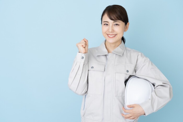作業着・ガッツポーズの女性